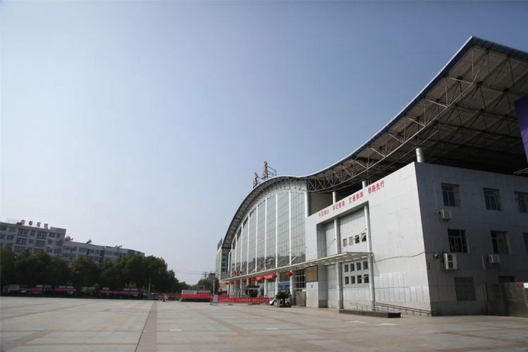 国内新闻 大陆这是晴朗的一天,孝感市区的街道上却空空荡荡.