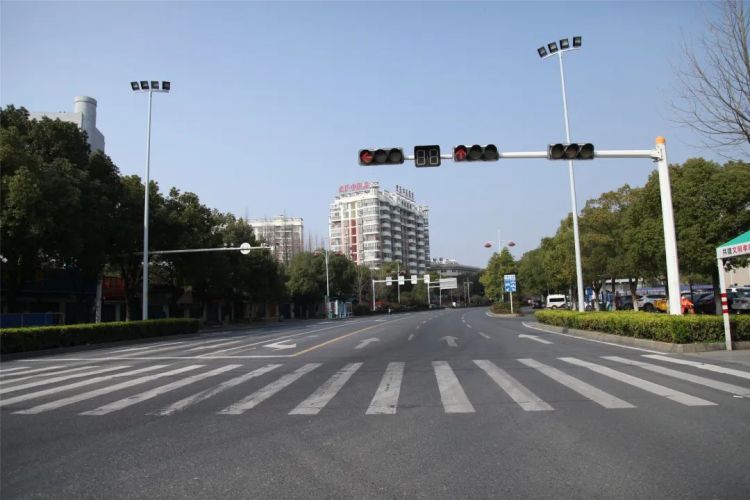 国内新闻 大陆这是晴朗的一天,孝感市区的街道上却空空荡荡.