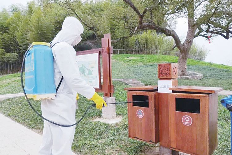 世界文化遺產良渚古城遺址公園恢復迎客，工作人員在園內進行全面消毒。