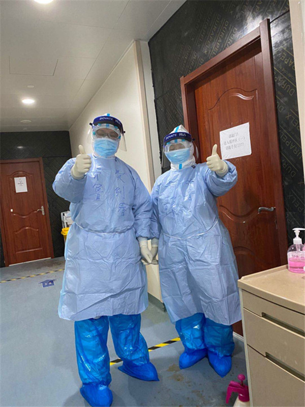 嚴密防護好，費劍春處長、王靜護士長準備進入隔離病房