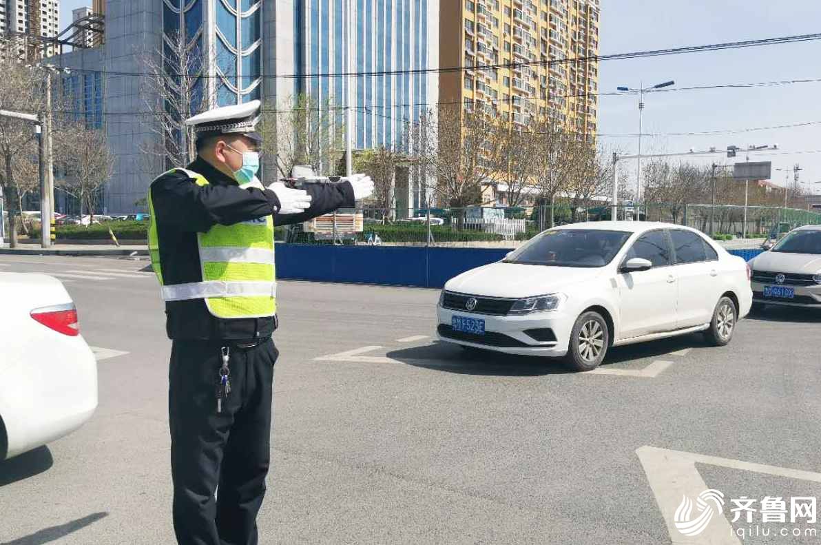 滨城交警在施工路段现场指挥交通.