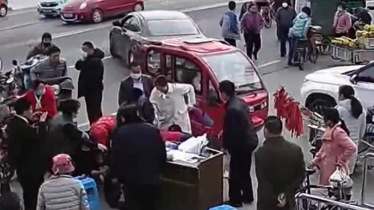 40秒|濱州惠民一老人小區門口突發暈倒 眾人相助轉危為安