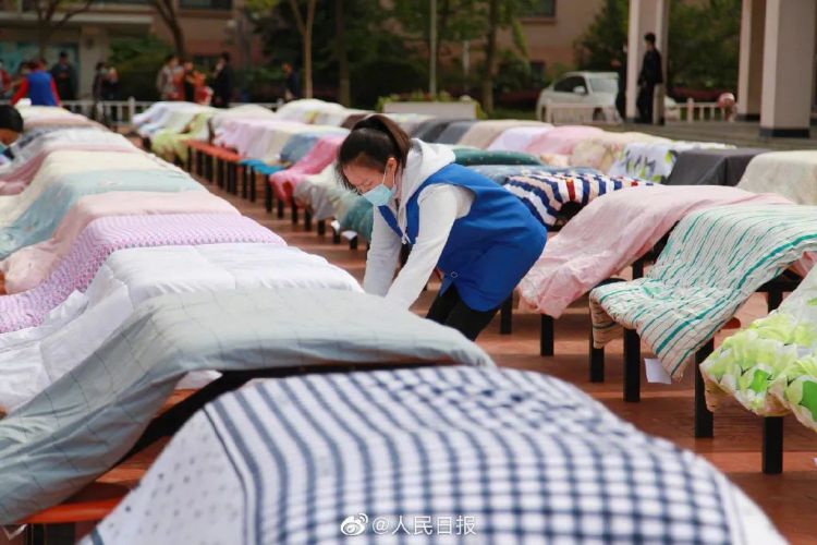 别人的大学宿舍被子阿姨给晒了