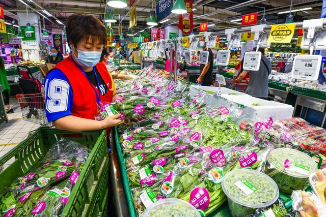 6月14日，北京一家超市工作人員正在對(duì)蔬菜貨架進(jìn)行補(bǔ)貨。（圖源：北京日?qǐng)?bào)客戶端）_副本.jpg