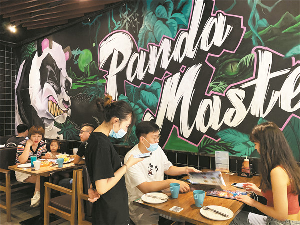 位于淄博万象汇的熊猫大师主题餐厅正逐渐向网红打卡店转变