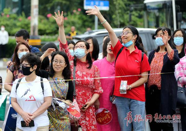 青岛超9万中考生上考场 送考团阵势不输高考