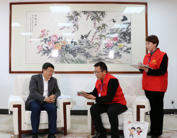 佘春明主動參加人口普查登記 號召全體市民配合做好人口普查工作