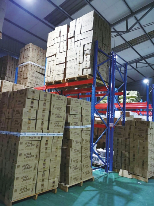 11月11日凌晨,高唐泉林纸业仓库内等待装车的快件.