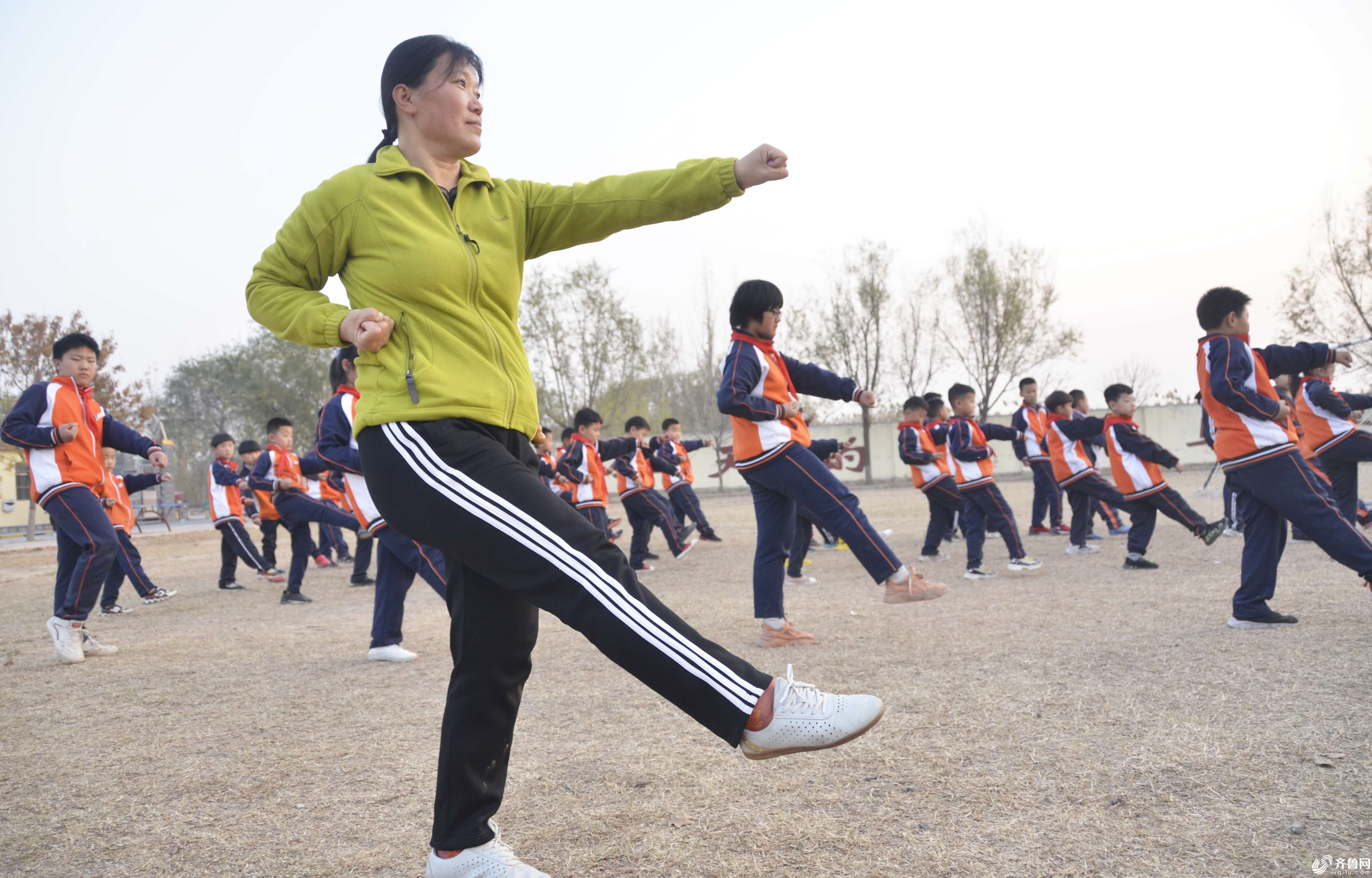 11月11日，在濱城區(qū)梁才街道第八小學(xué)開(kāi)設(shè)的武術(shù)課堂上，梅花拳傳承人蔡洪玉在教學(xué)生武術(shù)動(dòng)作。8.5