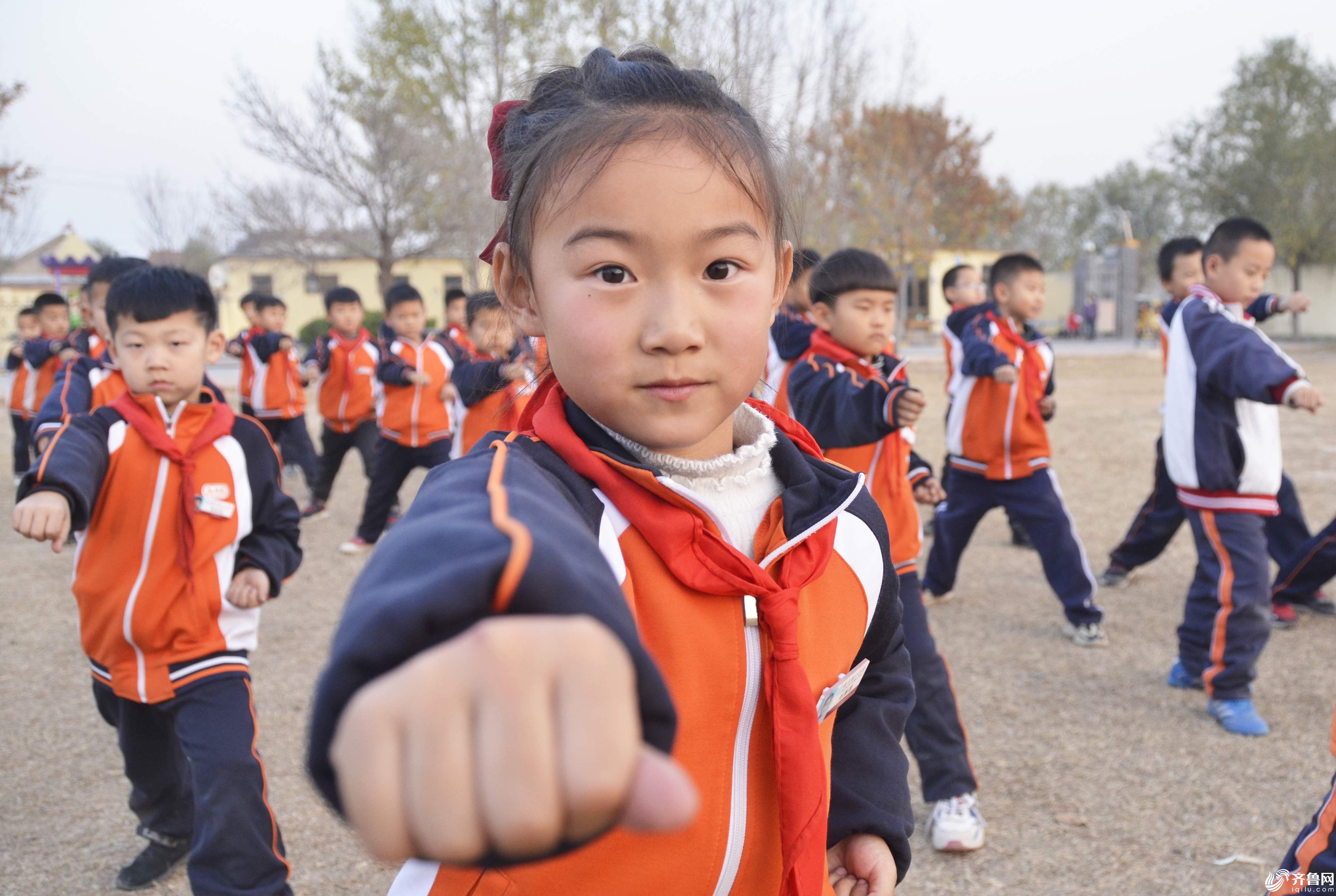 11月11日，在濱城區(qū)梁才街道第八小學(xué)開(kāi)設(shè)的武術(shù)課堂上，學(xué)生們?cè)趯W(xué)習(xí)武術(shù)動(dòng)作。8.1