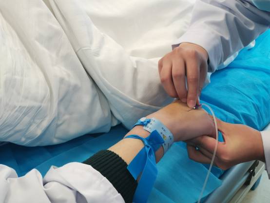 比赛现场,评委们依据医疗机构《常用护理技能操作考核评分标准》中