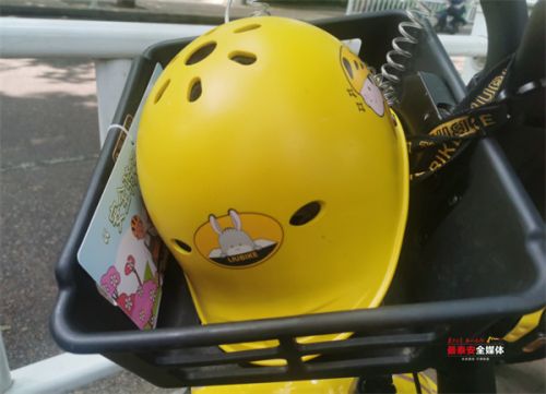 "文明用车 一车一盔"——小遛共享电动车安装佩戴头盔提示牌