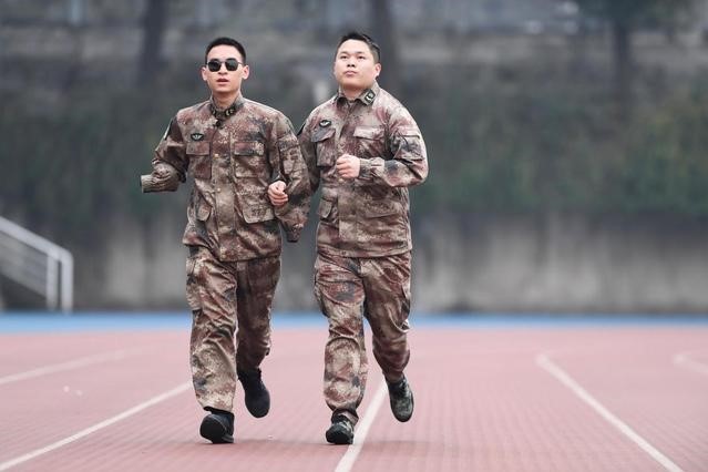 “排雷英雄戰士”杜富國（左）和戰友在陸軍軍醫大學操場上跑步。新華社記者 王全超攝