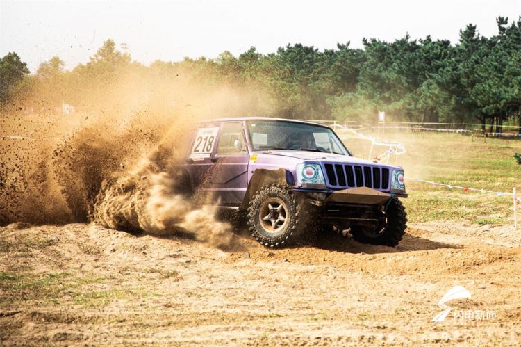 组图丨竞速朝天吼 !越野车泥地"飞车"展绝技