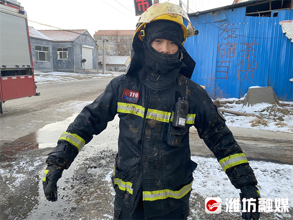 心疼消防员灭火后战斗服变身冰盔甲