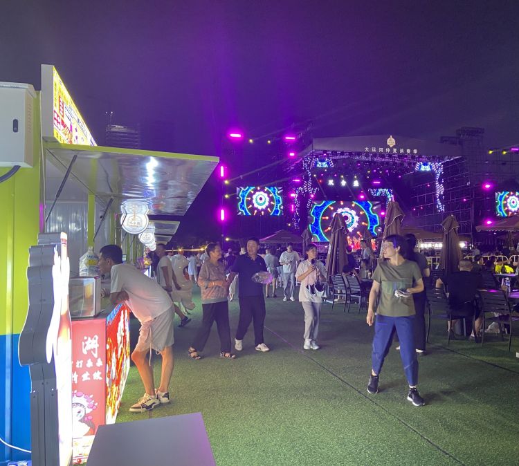 8月16日，游客在大運河仲夏消費季現場觀看演出、品嘗美食。人民網 馮春昉攝