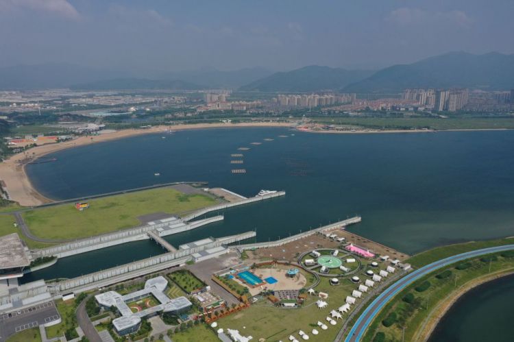 鳥瞰梅山灣沙灘公園（8月9日攝，無人機照片）。 新華社記者 黃宗治 攝