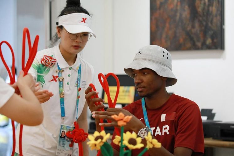 成都大運會丨親手編個中國結 外籍運動員“要把這份友誼帶回家”